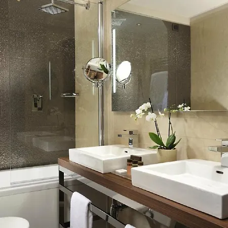 Uptown Palace Milan Room photo